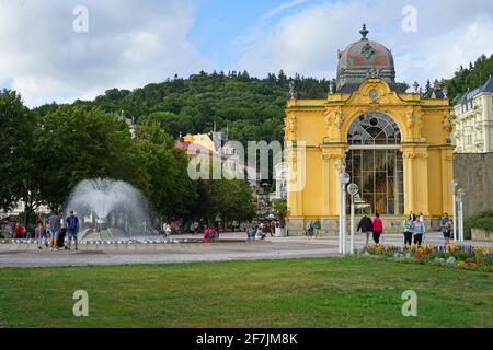 Marianske Lazne, Tschechische Republik - August 10 2019: Berühmte Ansicht des Singenden Brunnens und der Kurkolonnade Stockfoto
