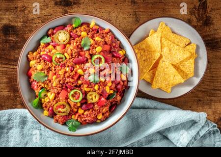 Chili con Carne mit Nachos, Schuss über Kopf Stockfoto