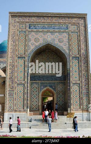 Shahi Zinde Complex in Samarkand. Der Komplex wurde auf dem Efrasiyab-Hügel erbaut. Es gibt religiöse Orte in dem Komplex. Samarkand, Usbekistan. Stockfoto