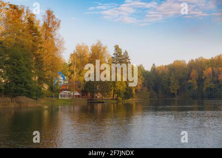 Ferienhäuser am See, Herbstsaison. Stockfoto