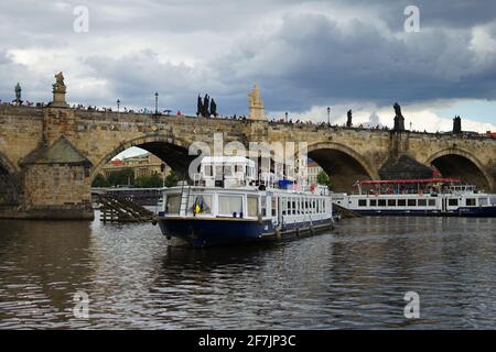 Prag, Tschechische Republik - Juli 13 2019: Bootstouren unter der berühmten Karlsbrücke Stockfoto