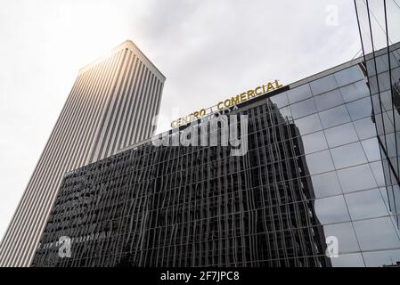 Madrid, Spanien - 28. März 2021: Einkaufszentrum Moda und Wolkenkratzer Torre Picasso gegen den Himmel mit Sonneneinstrahlung Stockfoto