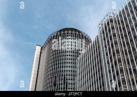 Madrid, Spanien - 28. März 2021: Bürogebäude Torre Europa im Finanzviertel AZCA. Geschäftskonzept Stockfoto