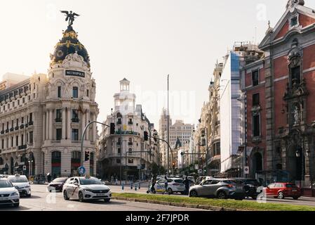 Madrid, Spanien - 28. März 2021: Kreuzung der Gran Via und Alcala Street am Abend mit starkem Verkehr Stockfoto