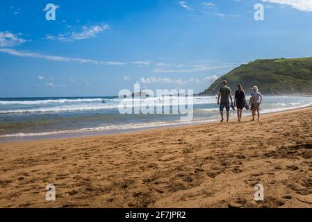 ZARAUTZ, SPANIEN - 11. JULI 2020: Blick auf den Strand von Zarautz mit Wanderern, Baskenland, Spanien an einem schönen Sommertag Stockfoto