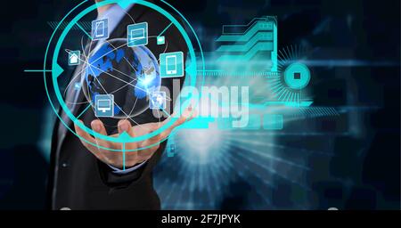 Zusammensetzung der Datenverarbeitung über kaukasischem Mann, der einen Globus hält Mit Symbolen im Hintergrund Stockfoto