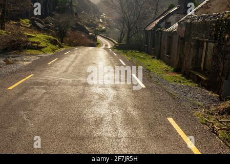 GAP of Dunloe, Killarney, County Kerry, Irland. Der schmale Bergpass, der die MacGillycuddy's Reeks Bergkette und Purple Mountain trennt. Stockfoto