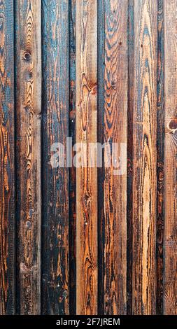 Holz Zaun Bretter Wand Scheune Schuppen Holz dunkelbraun alt Verwittertes schwarz abgenutztes, gealtertes Grunge-Material Holzstruktur verschmutzt Stockfoto