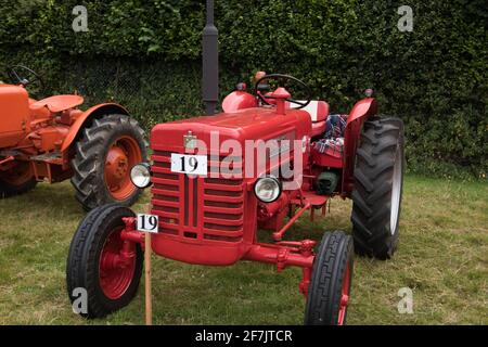 Vintage Red McCormick B 275 Internationaler Traktor bei Chagford Agricultural Anzeigen Stockfoto