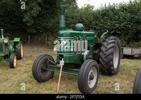 Marshall-Dieseltraktor von Vintage Green aus den 40er Jahren bei Chagford Agricultural Anzeigen Stockfoto