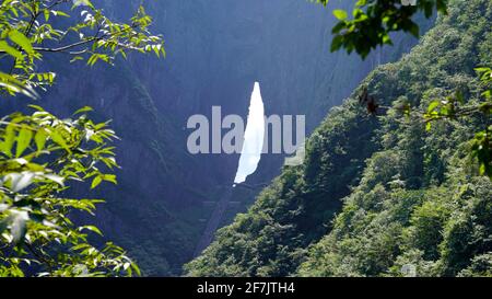 Ein riesiges, von der Natur geformtes Loch namens TianMenDong (aka Sky Hole) im Zhangjiajie National Forest Park. Stockfoto