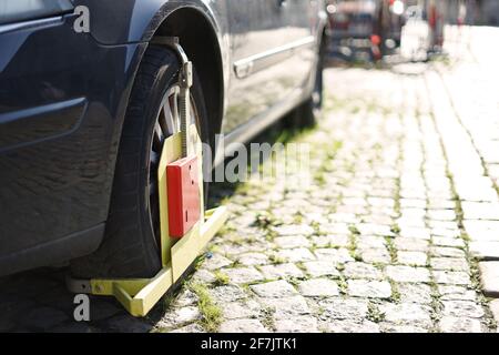 Auto auf der Straße mit Radklemme, auch bekannt als Radstiefel, Parkstiefel oder Denver Stiefel Stockfoto