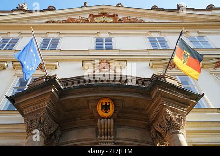 Prag, Tschechische Republik - August 23 2019: Die Deutsche Botschaft (Bundesrepublik Deutschland Botschaft) mit EU-Flagge Stockfoto