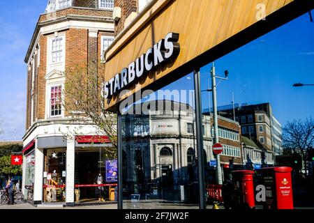 Kingston, London, Großbritannien, April 7 2021, High Street Branch of Starbucks Coffee Shop mit der High Street, die sich in Window und No People widerspiegelt Stockfoto