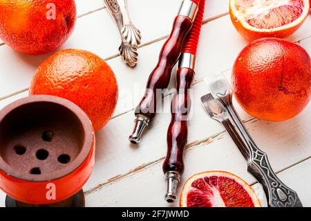 Orientalische Shisha oder Shisha mit Tabak mit Grapefruitaroma.Ostrauchern Kalian Stockfoto