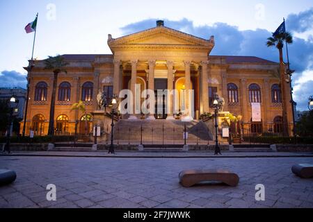 Das Teatro Massimo während der blauen Stunde , Palermo, Sizilien, Italien, Europa. Stockfoto