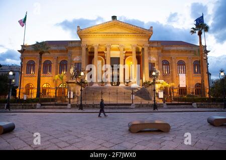 Das Teatro Massimo während der blauen Stunde , Palermo, Sizilien, Italien, Europa. Stockfoto