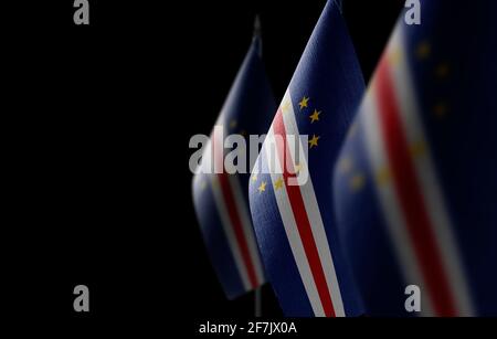 Kleine Nationalflaggen der Kapverden auf einem schwarzen Hintergrund Stockfoto