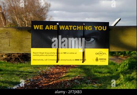 Ein Warnschild, das in einem kleinen Zwischenstopp der Staitthe in West Somerton, Norfolk, England, Großbritannien, vor illegalen Drogenaktivitäten warnte. Stockfoto