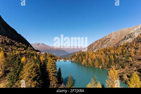 Landschaftlich schöner Blick auf einen See in die Berge Stockfoto