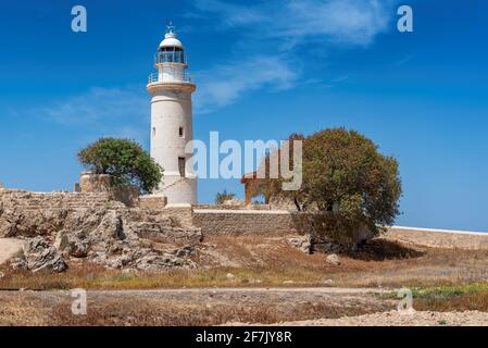 Der Leuchtturm von Paphos und die alten Ruinen des Archäologischen Parks von Kato Paphos In Zypern Stockfoto