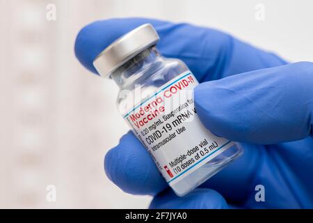 Originalfläschchen mit Impfstoff gegen das Covid-19-Virus Stockfoto