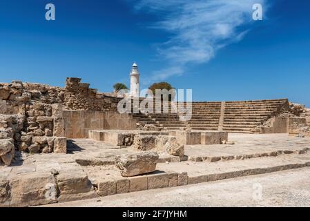 Der Leuchtturm von Paphos und die alten Ruinen des Archäologischen Parks von Kato Paphos In Zypern Stockfoto