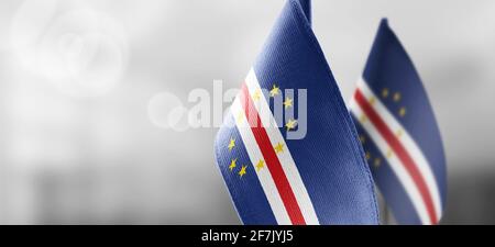 Kleine Nationalflaggen der Kapverden auf einem Licht Verschwommener Hintergrund Stockfoto