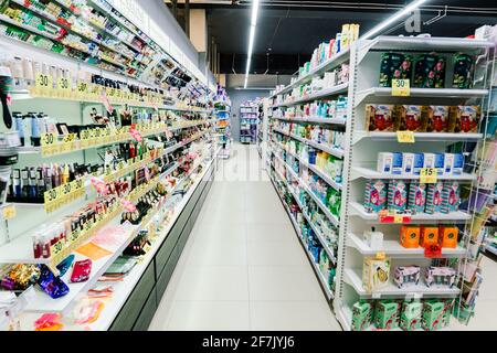 Eine Auswahl an Waschpulver verschiedener Marken in den Regalen im Laden. Stockfoto