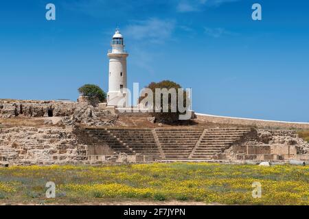 Der Leuchtturm von Paphos und die alten Ruinen des Archäologischen Parks von Kato Paphos In Zypern Stockfoto