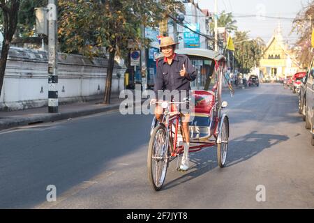 Chiang Mai, Thailand - 28. Februar 2015: Trishaw-Fahrer auf der Straße in Chiang Mai, Thailand. Stockfoto