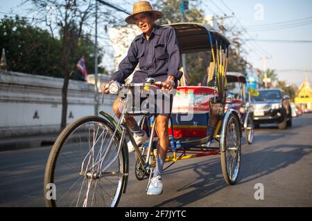 Chiang Mai, Thailand - 28. Februar 2015: Trishaw-Fahrer auf der Straße in Chiang Mai, Thailand. Stockfoto