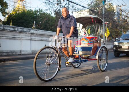 Chiang Mai, Thailand - 28. Februar 2015: Trishaw-Fahrer auf der Straße in Chiang Mai, Thailand. Stockfoto
