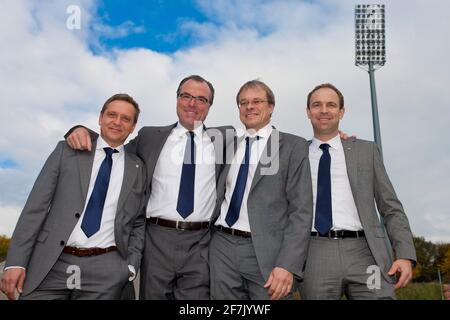 Gelsenkirchen, Deutschland. 28. Feb 2012. firo Fuvuball, Fußball, 01.03.2012 1. Bundesliga, Saison 2011/2012 FC Schalke 04 Geschäftsführung und Vorsitzender des Vorstands FC Schalke 04, Portrait, privater CEO HORST HELDT, Clemens TV? Nnies Vorsitzender des Aufsichtsrats von Schalke, PETER PETERS UND Alexander Jobst, Management Marketing und Merchandising. Credit: dpa/Alamy Live News Stockfoto