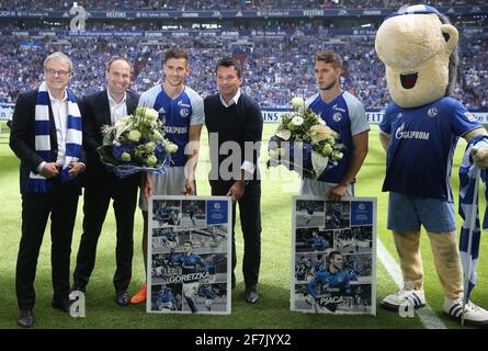 Schalke, Deutschland. 12. Mai 2018. firo Fuvuball, Fußball, 12.05.2018 1. Bundesliga, Saison 2017/2018 FC Schalke 04 - Eintracht Frankfurt LEBEWOHL T VON LEON GORETZKA UND Marko Pjaca MIT CHRISTIAN HEIDEL, PETER PETERS UND DALEXANDERJOBST zur weltweiten Nutzung Quelle: dpa/Alamy Live News Stockfoto