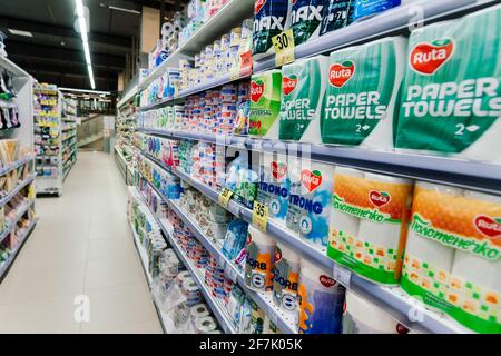 Eine Auswahl an Waschpulver verschiedener Marken in den Regalen im Laden. Stockfoto