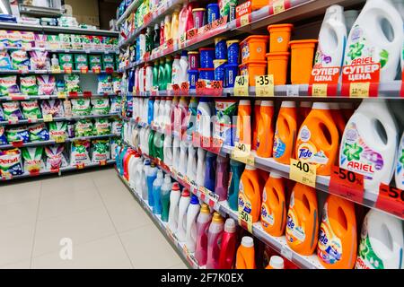 Eine Auswahl an Waschpulver verschiedener Marken in den Regalen im Laden. Stockfoto