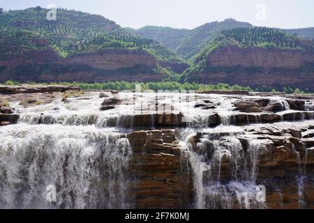 Die Hukou Wasserfälle des Gelben Flusses mit vielen kleinen Bächen, die sich zusammen bildeten. Stockfoto