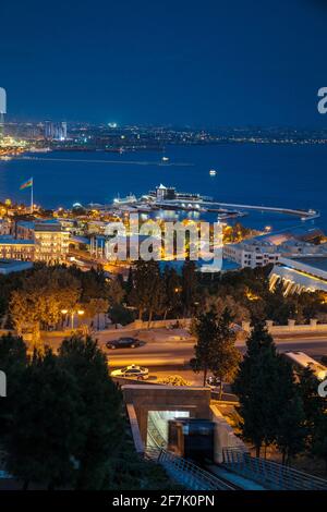 Aserbaidschan, Baku, Blick auf die Seilbahn und die Bucht von Baku Stockfoto