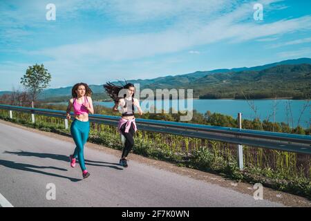 Sport junge Mädchen Joggen in der Nähe malerischen See. Aktives Lifestyle-Workout für Mädchen Stockfoto