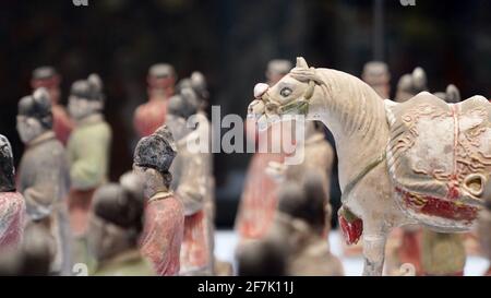 Gemalte zeremonielle Figuren aus der Ming-Dynastie ist eine Ausstellung im Shanxi History Museum, mit mehr als 300 Figuren. Stockfoto