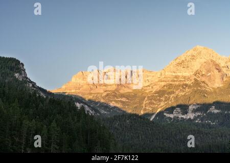Malerische Aussicht auf die Berge bei Sonnenaufgang im See tovel Stockfoto