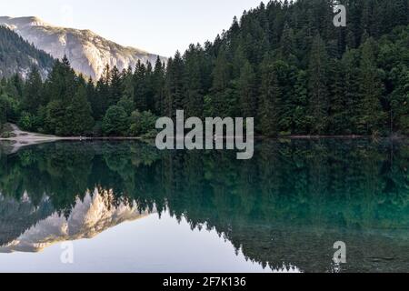 Malerische Aussicht auf Reflexionen in den See tovel Stockfoto