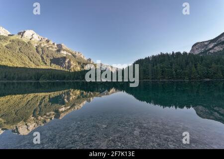 Malerische Aussicht auf Reflexionen in den See tovel Stockfoto