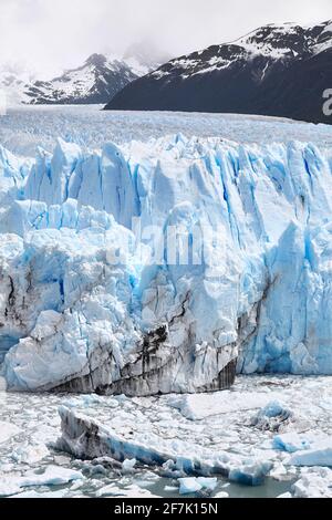 Eiskalbung vom Endpunkt des Perito-Moreno-Gletschers in Patagonien, Argentinien. Stockfoto