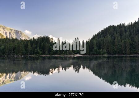 Malerische Aussicht auf Reflexionen in den See tovel Stockfoto