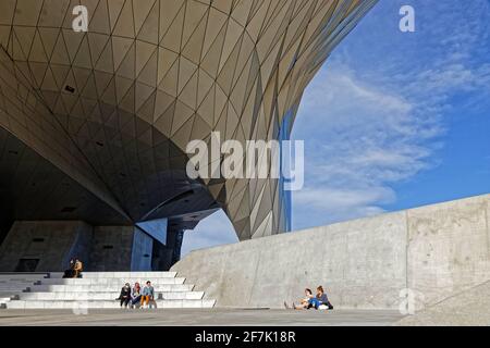 LYON, FRANKREICH, 19. Februar 2021 : Ruhen Sie im 'Musee des Confluences' aus, einem Wissenschafts- und Anthropologiemuseum am Zusammenfluss von Rhone und Saone Stockfoto