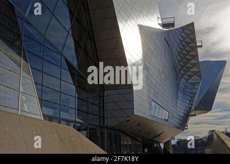 LYON, FRANKREICH, 19. Februar 2021 : architektonisches Detail des 'Musee des Confluences', einem Wissenschafts- und Anthropologiemuseum am Zusammenfluss der Rhone A Stockfoto