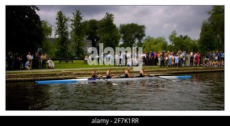 SIR Steve Redgrave,Mathew Pinsent,James Cracknell und Tim Foster rudern zum letzten Mal das Boot, in dem sie Olympisches Gold in Sydney zum River and Rowing Museum in Henley-on-Thames gewannen Stockfoto