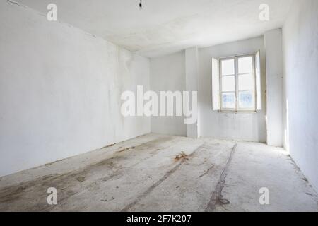 Leeres, dreckiges Zimmer im alten Haus, weiße Wände Stockfoto